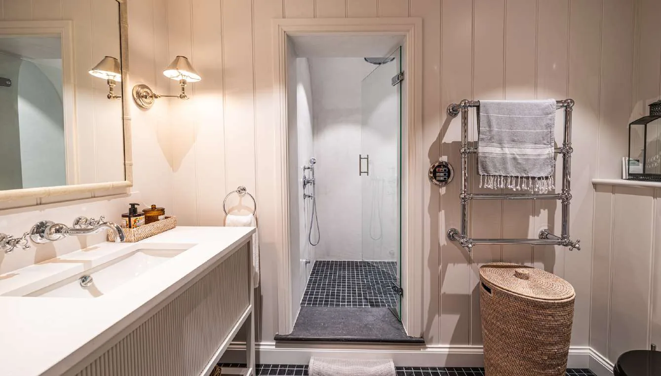 Couloir de hammam et douche d'experience en mosaique noire