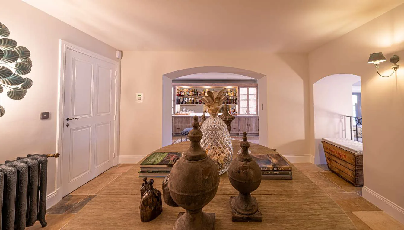 Cave a vins voutee avec tonneau central et casiers laterales