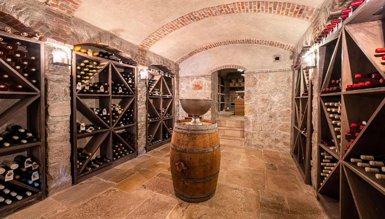 Cave a vins profonde avec caisses de bois et tonneaux