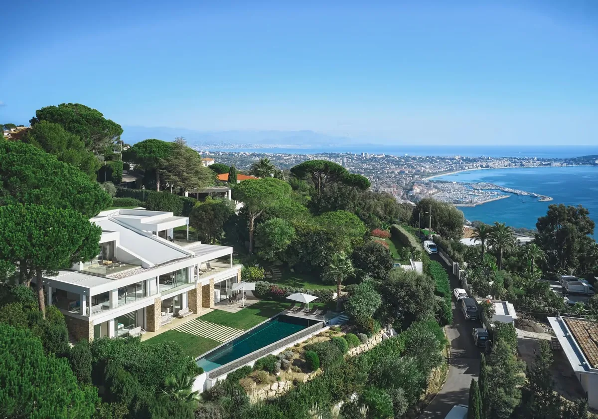 Vue aérienne villa, jardins et panorama baie Cannes Esterel