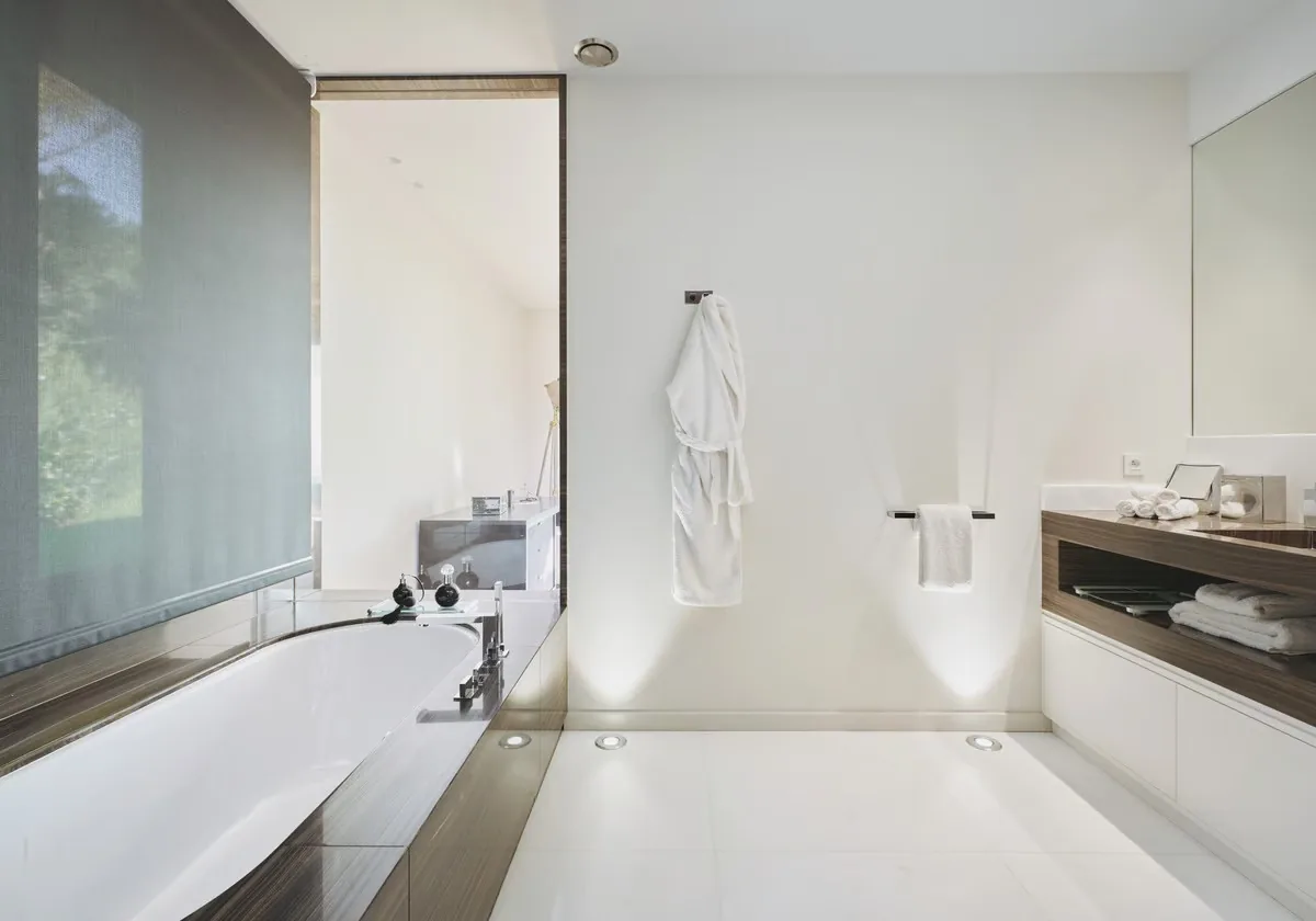 Salle de bain maître baignoire encastrée et douche italienne