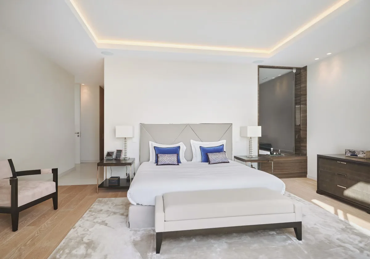 Chambre maître linge blanc et coussins bleu cobalt