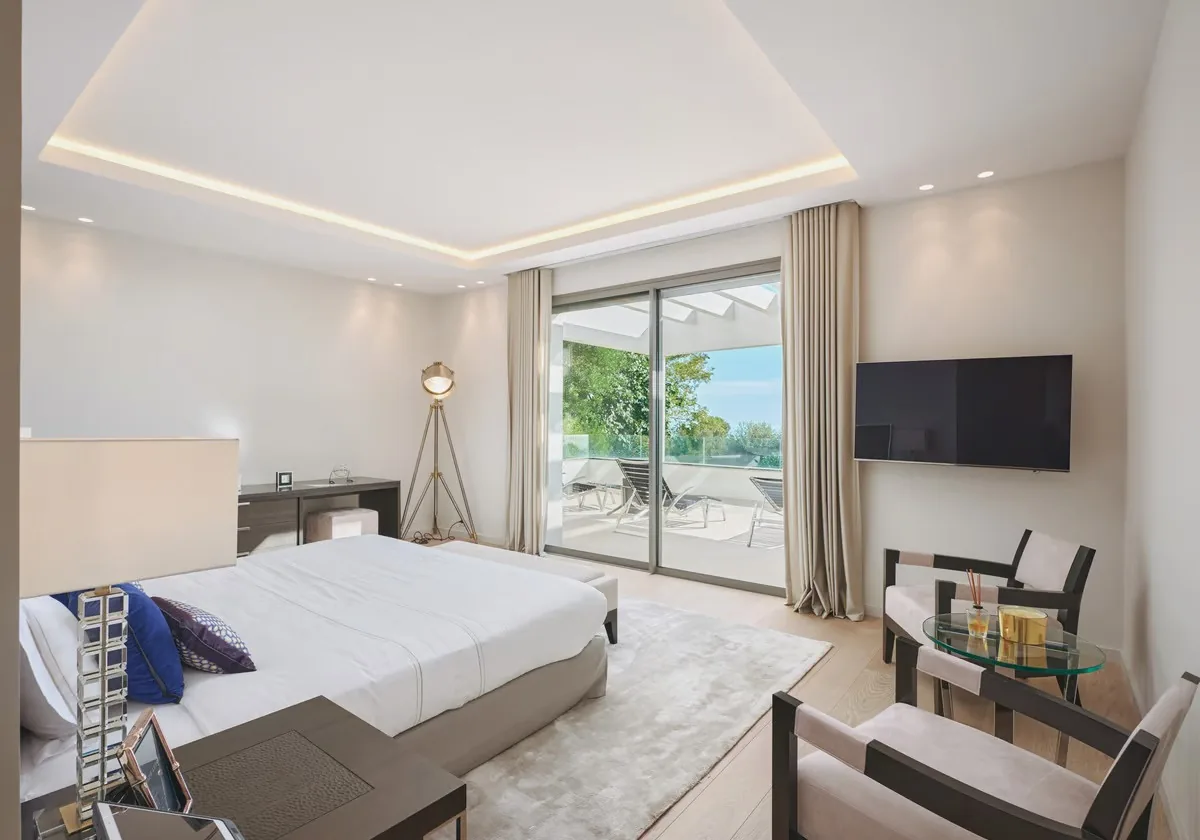 Chambre maître avec accès direct terrasse et bains de soleil