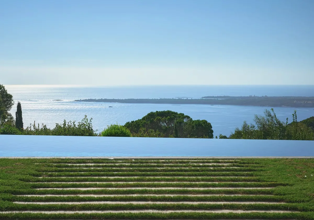 Bassin à débordement et horizon mer depuis le jardin