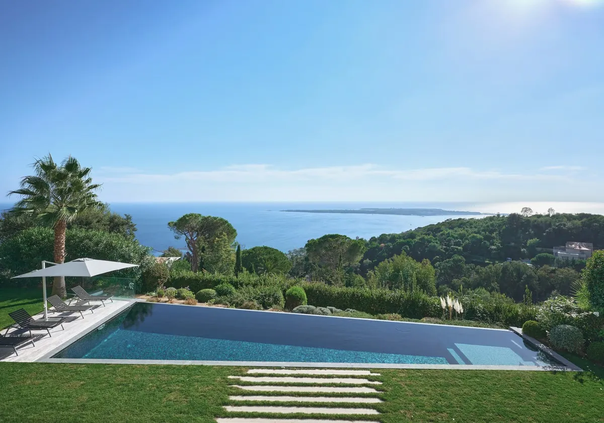 Piscine et palmier face à la baie de Cannes