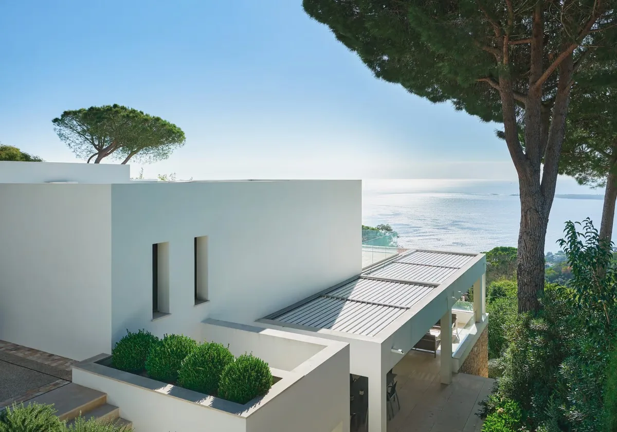 Rooftop pins parasols et vue 180° sur la baie de Cannes