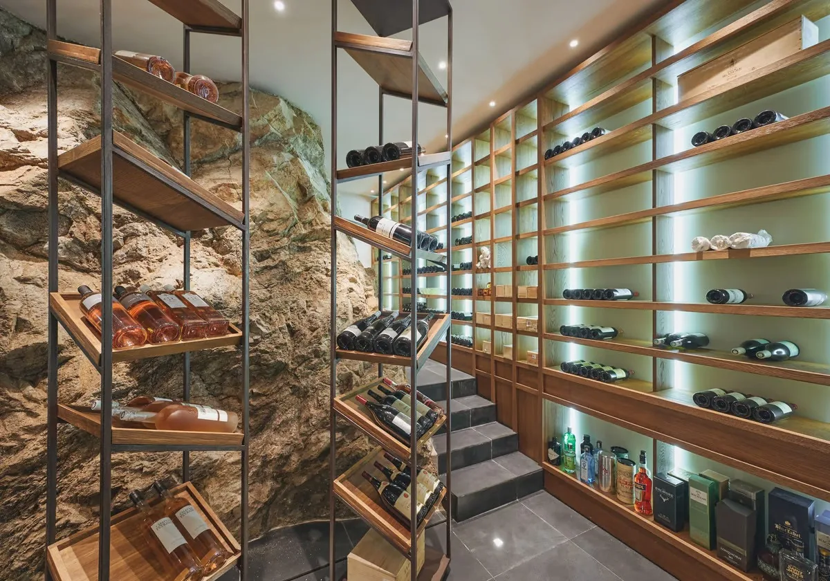 Cave à vin troglodyte avec rayonnages design et roche apparente