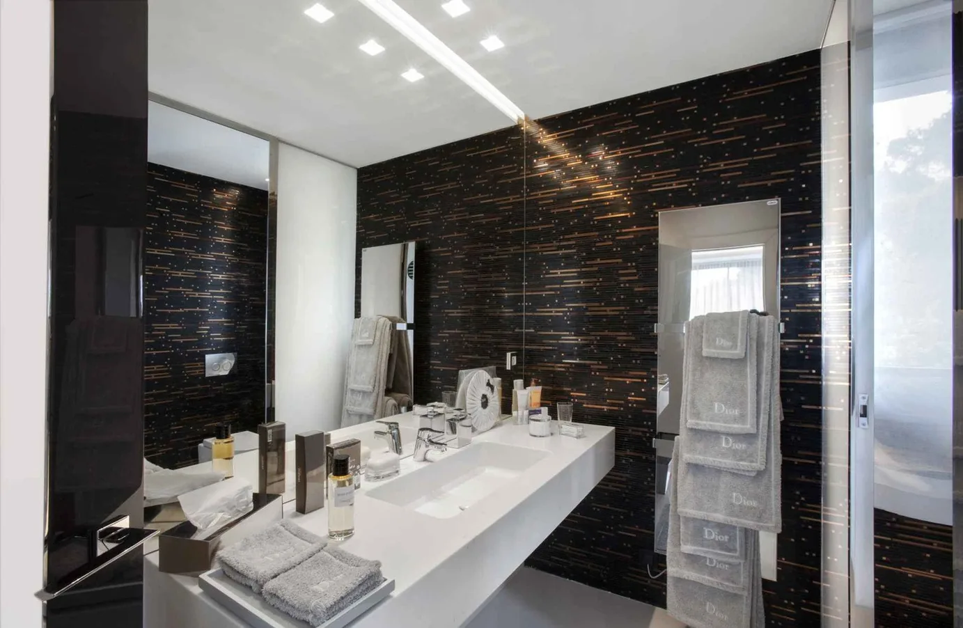 Salle de bain mosaïque noire et cuivre