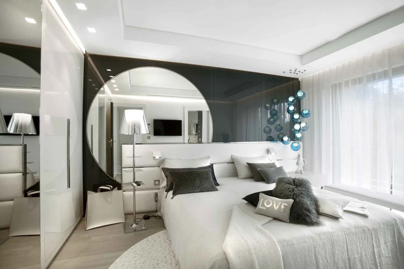 Chambre design avec suspensions verre bleu
