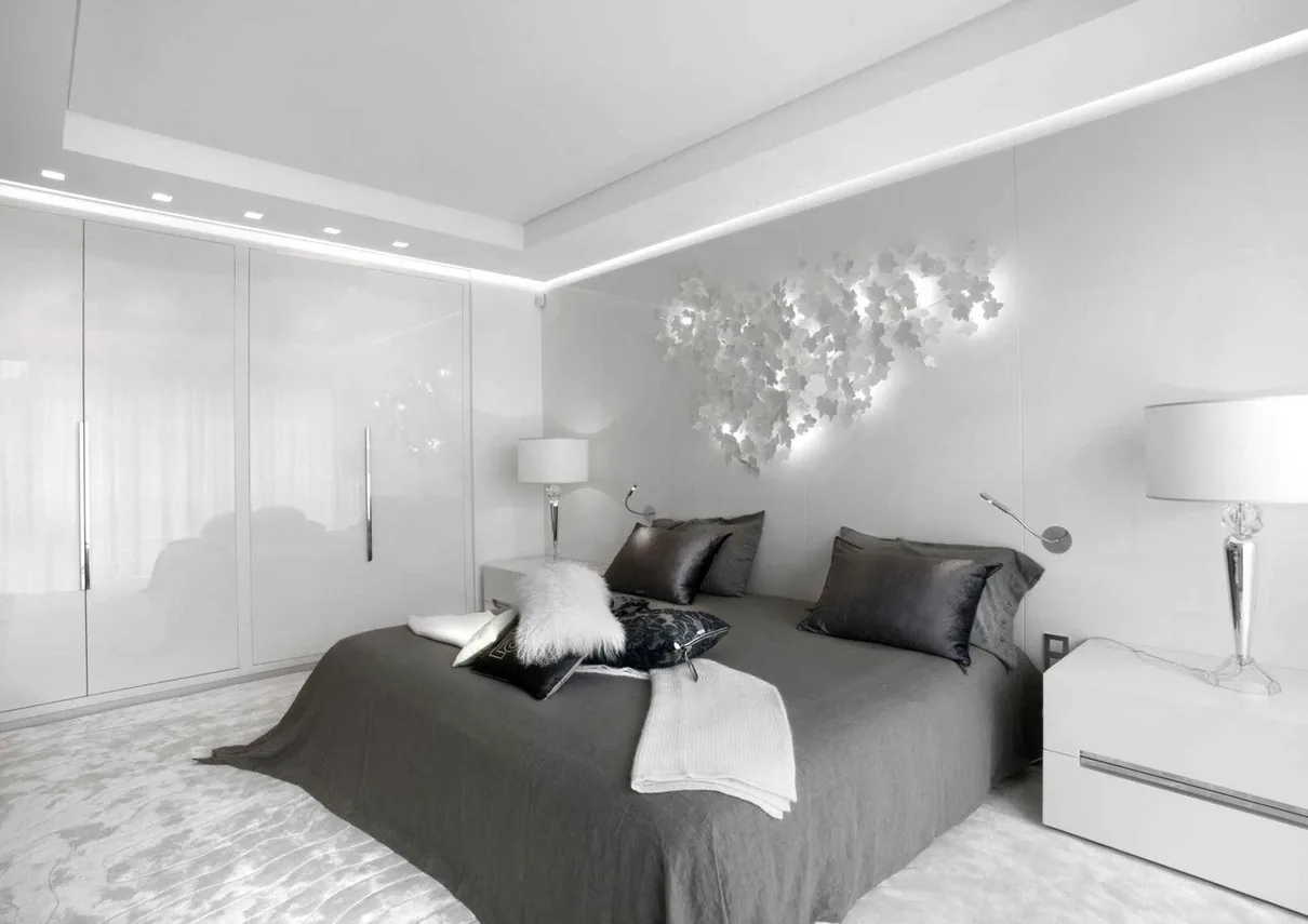 Chambre cosy ton gris et applique papillons
