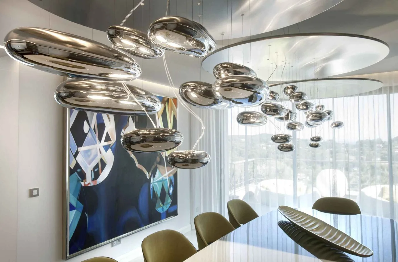 Seconde salle à manger avec lustre chromé contemporain
