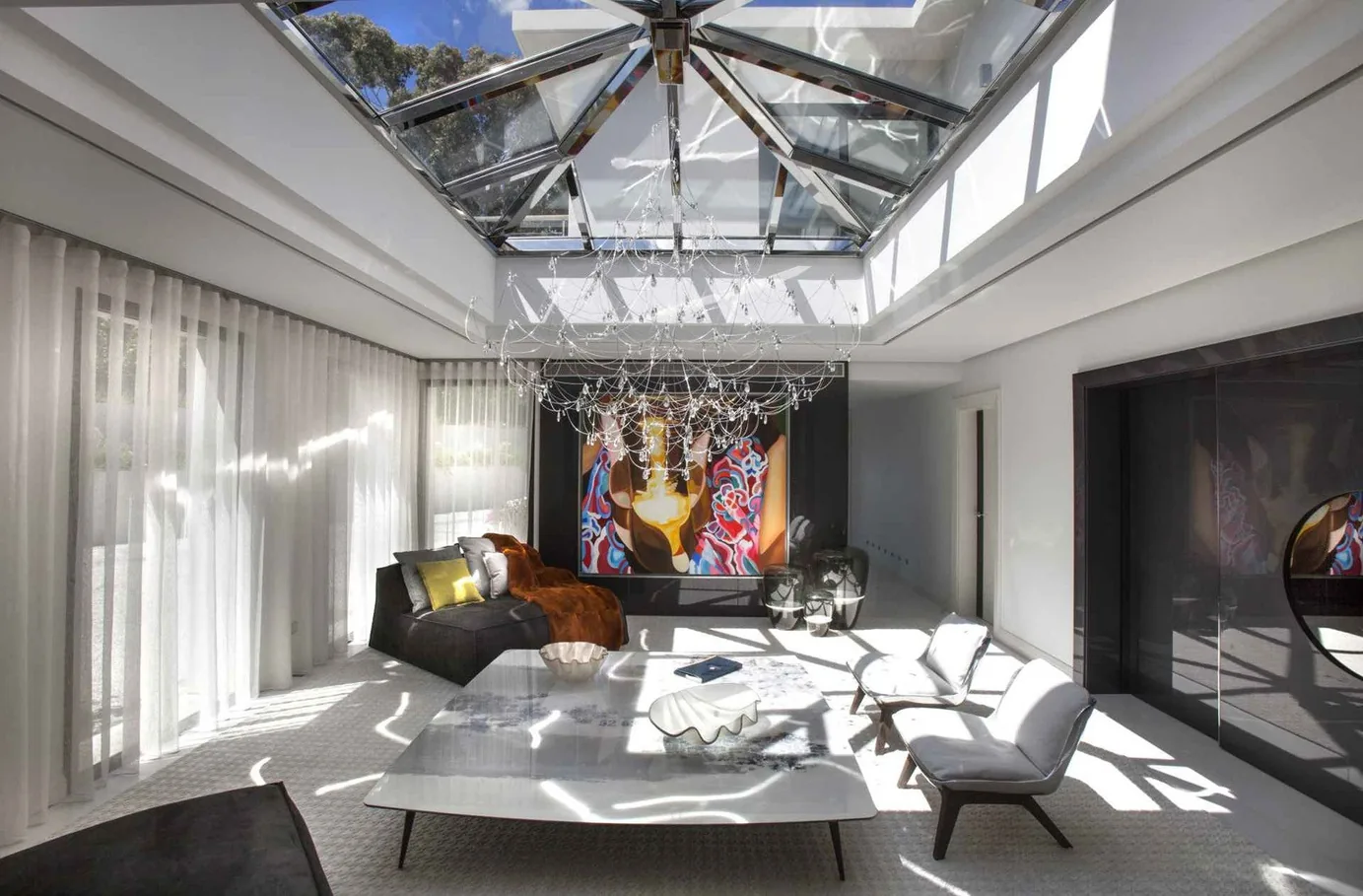 Salon sous verrière zénithale et lustre cristal