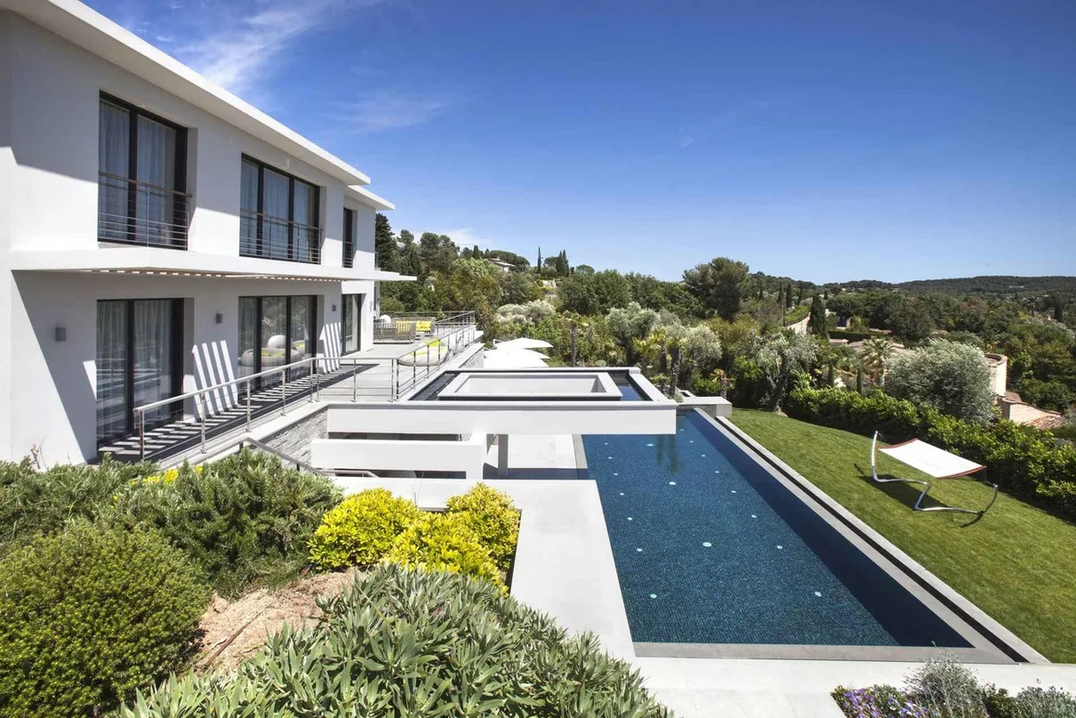 Vue aérienne piscine et jardin paysager