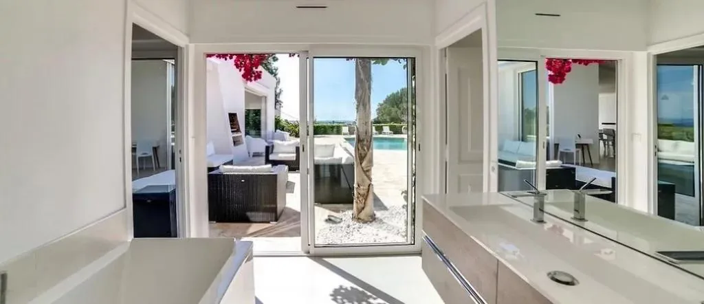 Salle de bain maître avec accès direct piscine