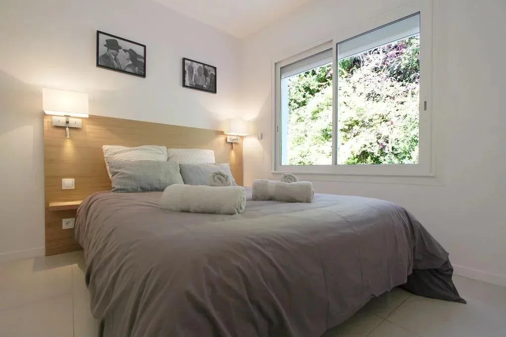 Chambre lit double avec tête de lit bois et éclairage intégré