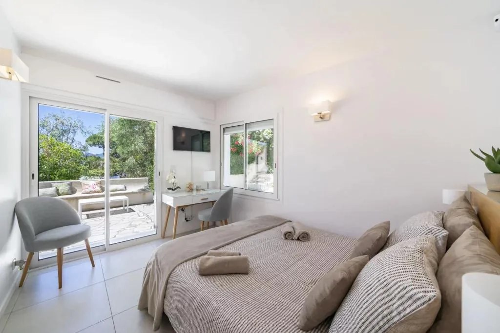 Chambre avec terrasse privative et grandes baies coulissantes