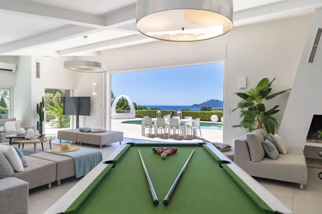 Salon principal avec billard et ouverture totale piscine mer