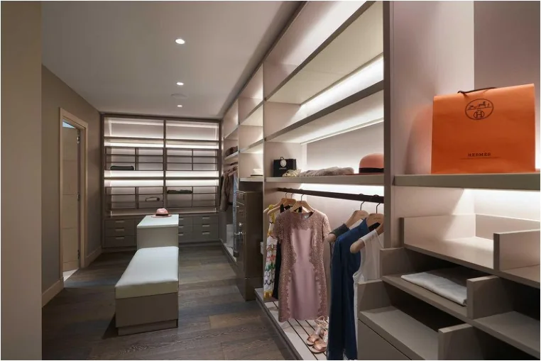 Walk-in dressing éclairé sur mesure pour collection couture