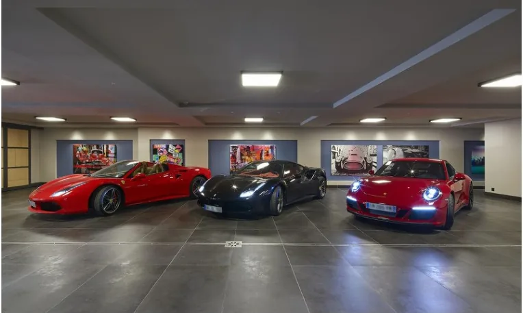 Garage showroom 15 voitures avec galerie d'art automobile