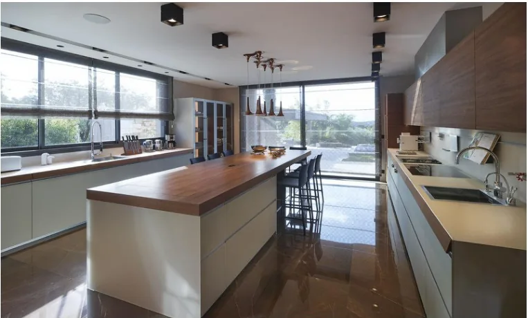 Cuisine professionnelle avec îlot central plan noyer