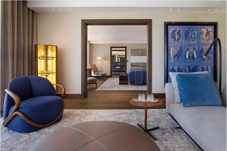 Suite parentale avec lounge privatif et coin bibliothèque