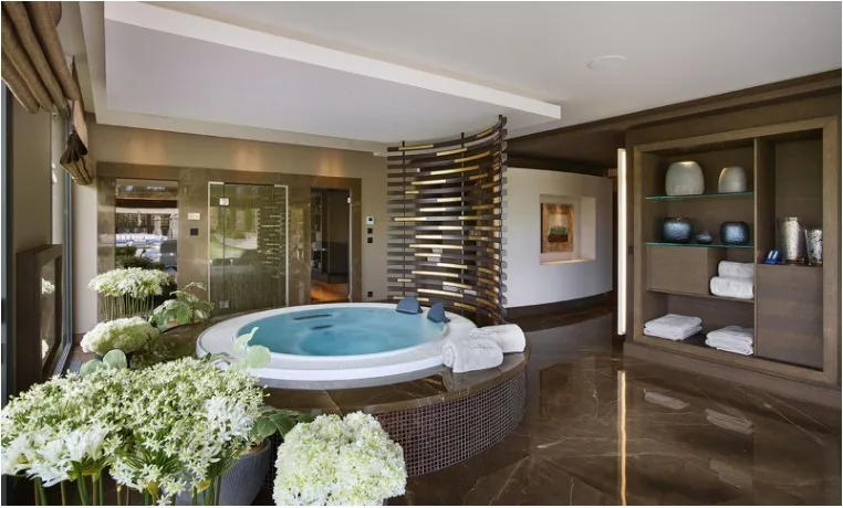 Jacuzzi intérieur chauffé et claustra bois latté