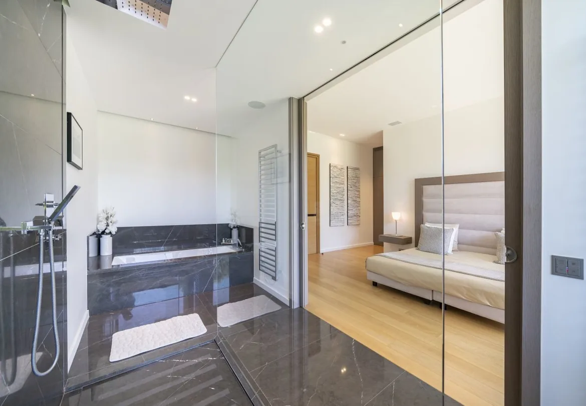 Salle de bain marbre noir et douche italienne