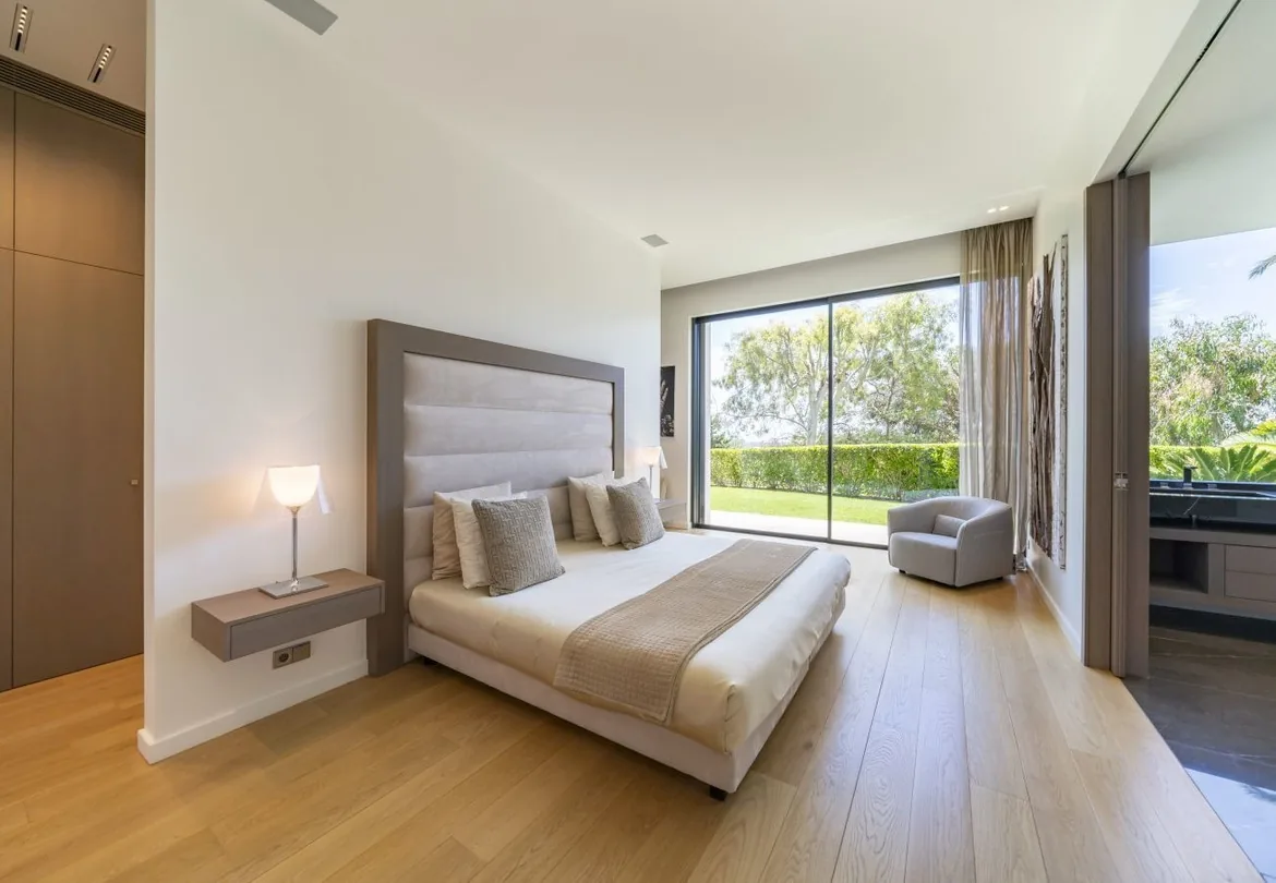 Chambre minimaliste vue jardin