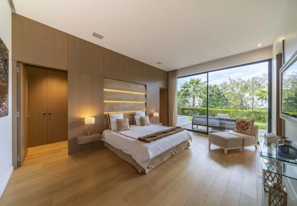 Chambre tete de lit bois, salon prive