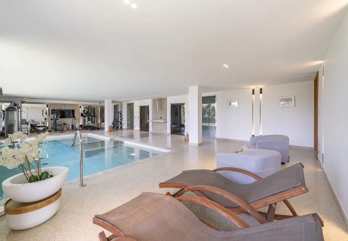 Piscine interieure et salle de sport
