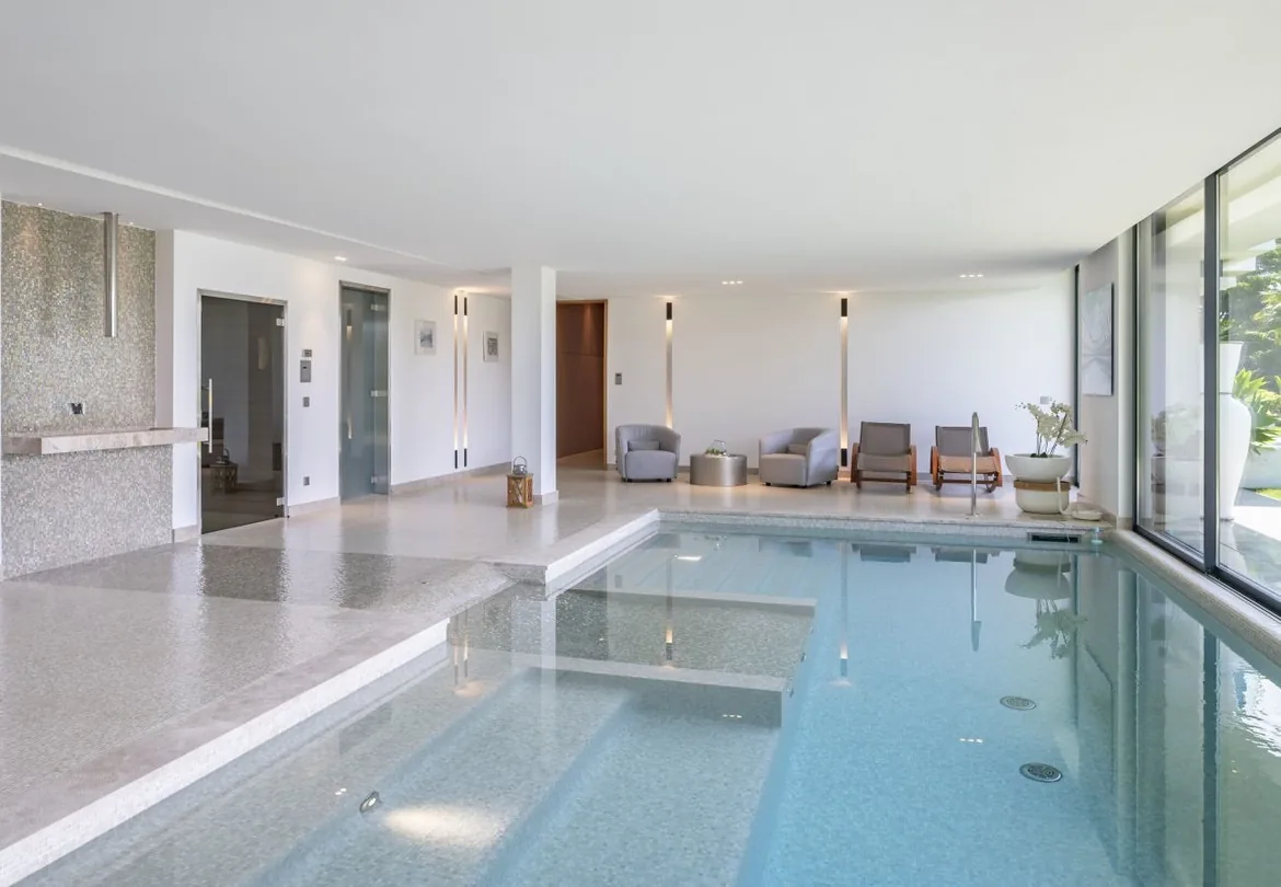 Piscine interieure et espace detente