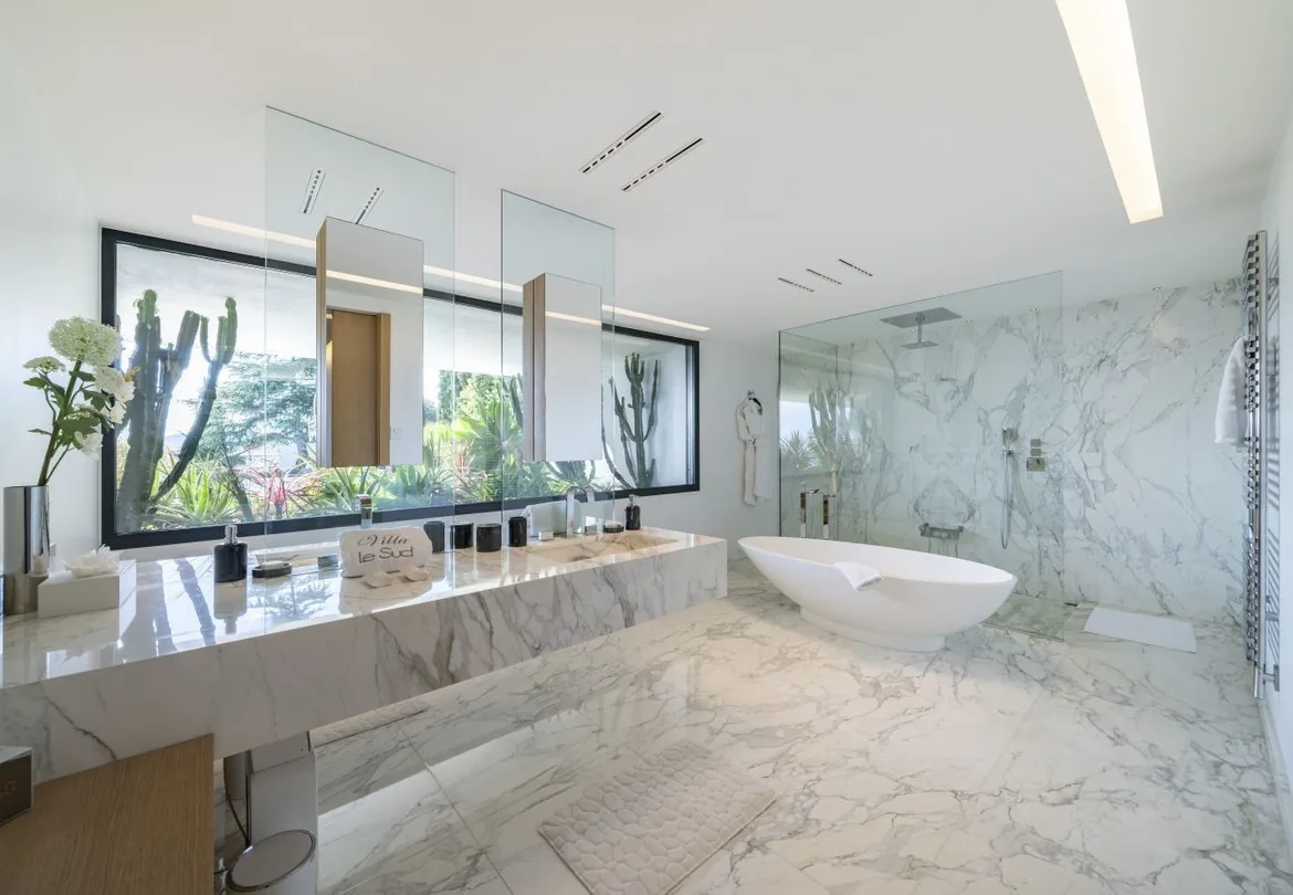 Salle de bain master en marbre, baignoire ilot