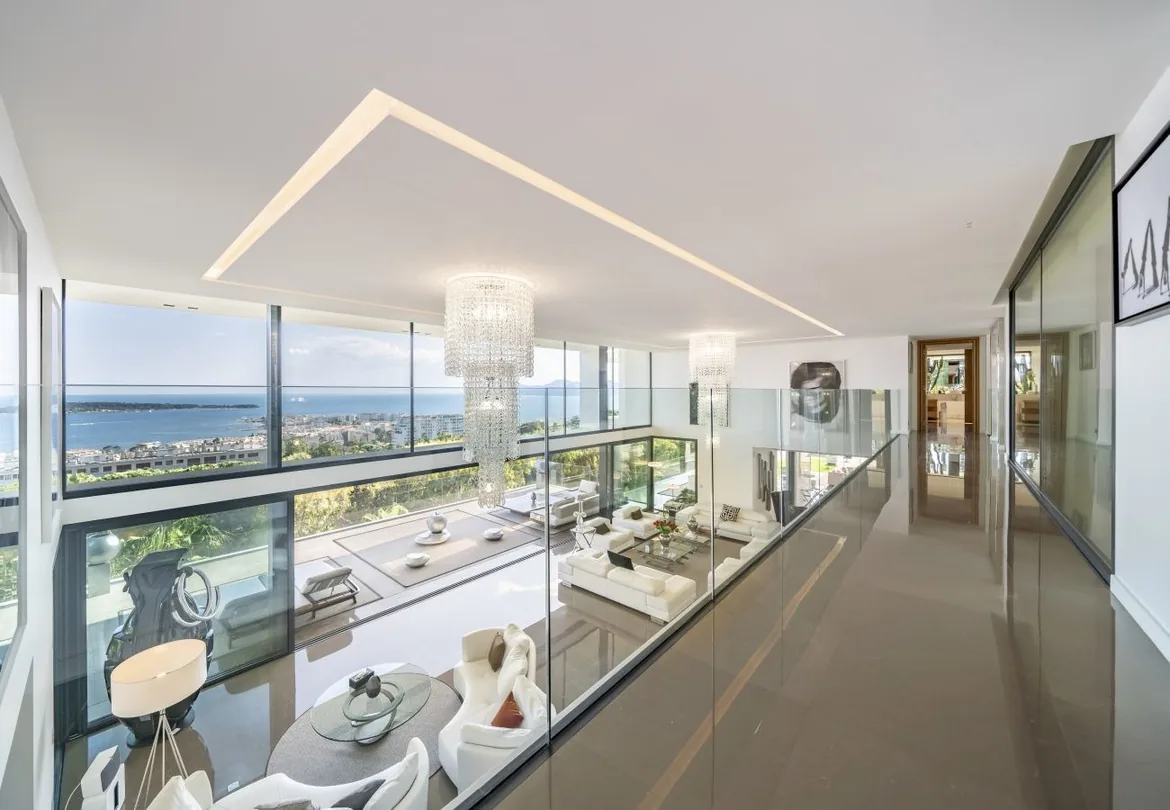 Mezzanine avec garde-corps en verre, vue mer