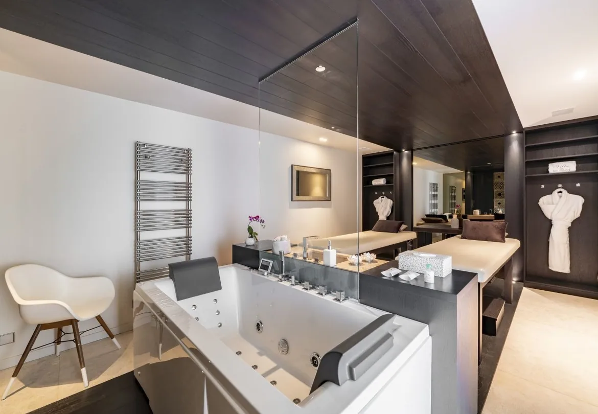 Salle de massage et jacuzzi
