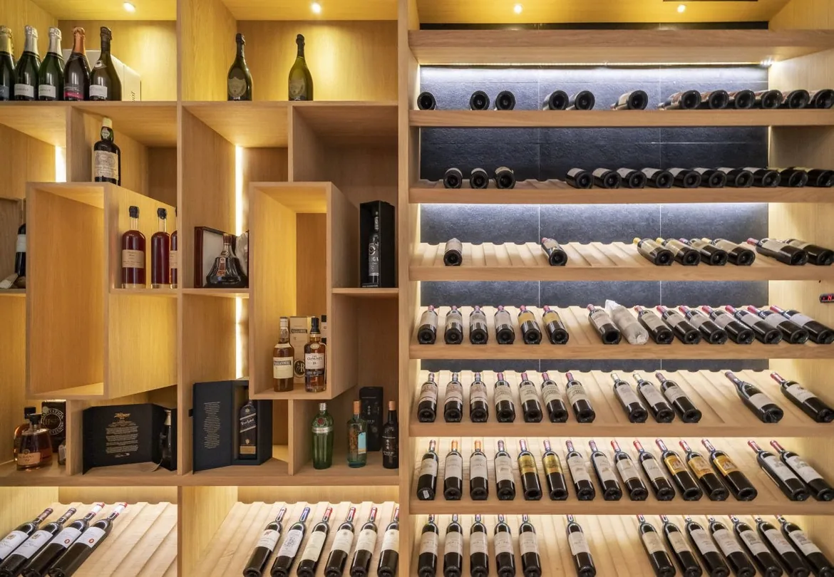 Cave a vin, etageres bois