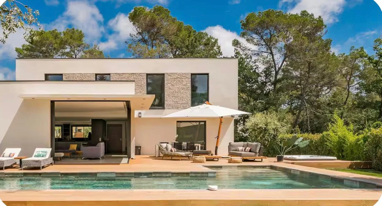 Cuisine ouverte sur la piscine