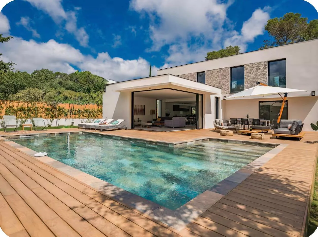Façade contemporaine et piscine