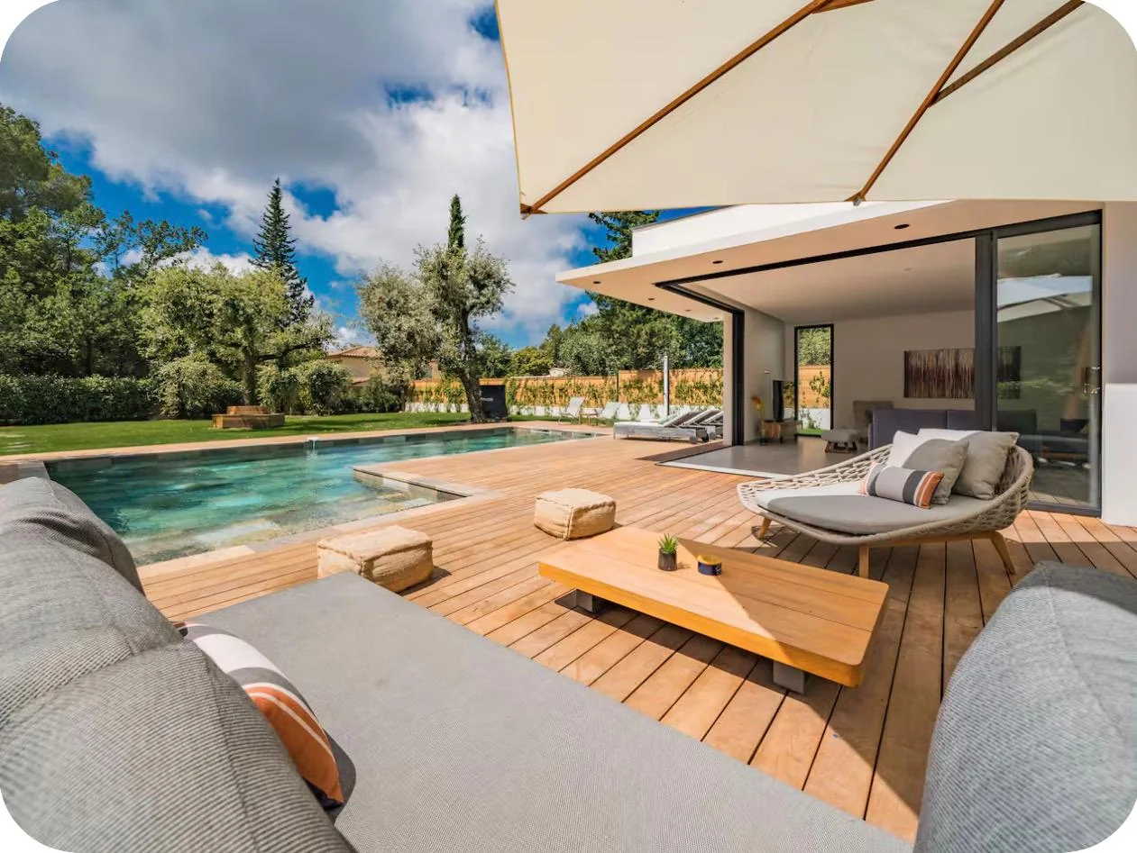 Salon ouvert sur la piscine