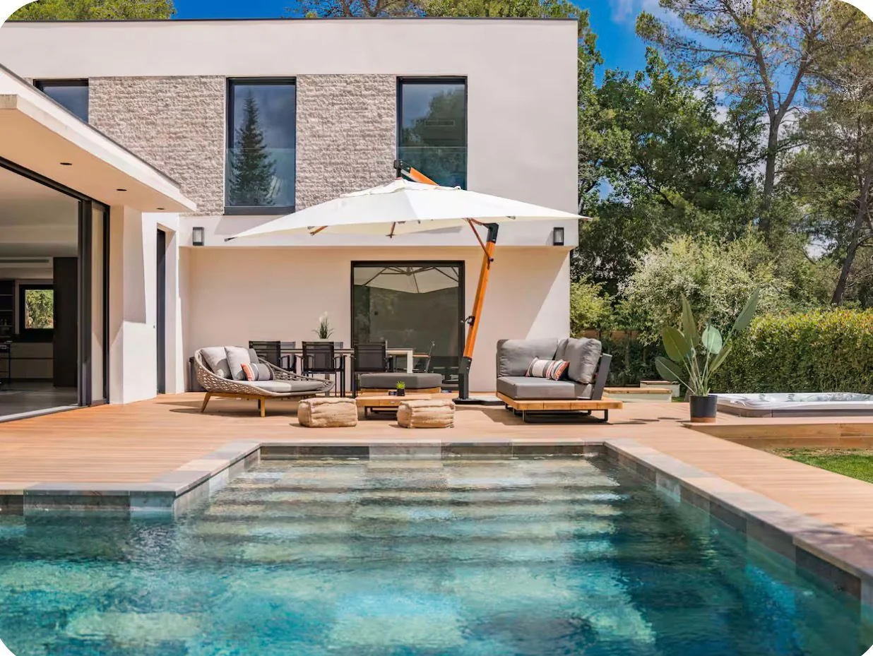 Terrasse, piscine et espace lounge