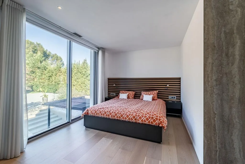 Chambre invités tons orangés, accès jardin