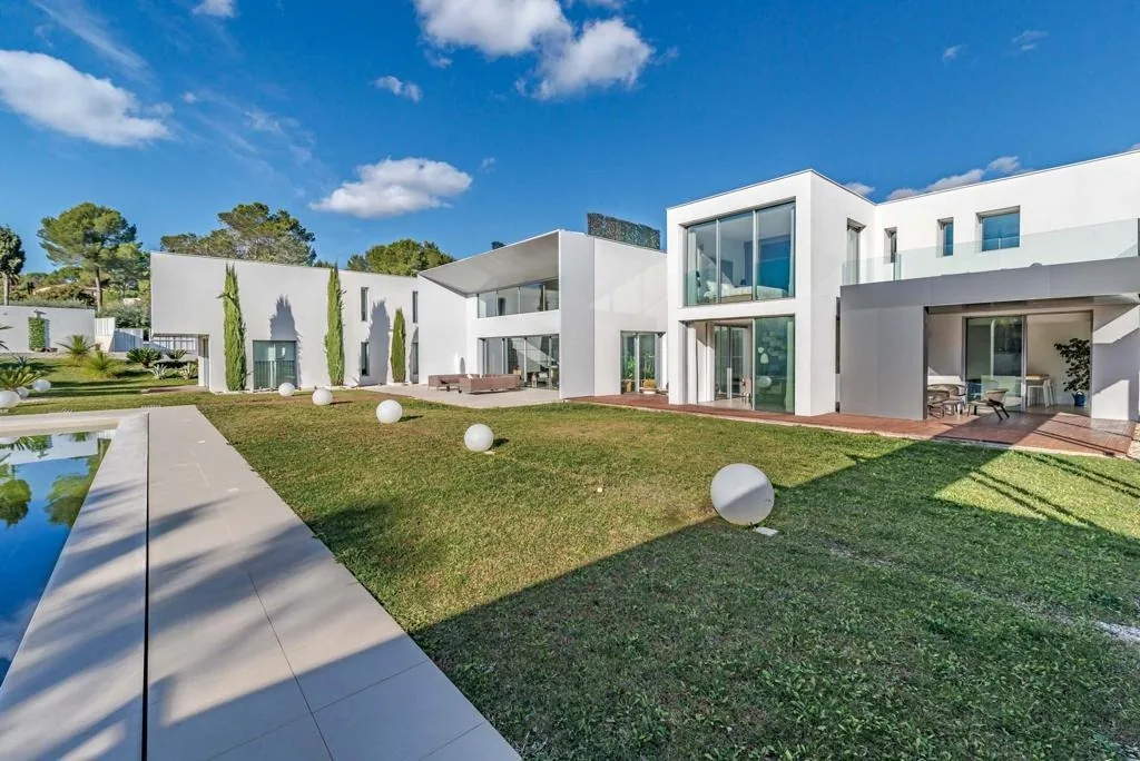 Façade contemporaine et jardin paysager