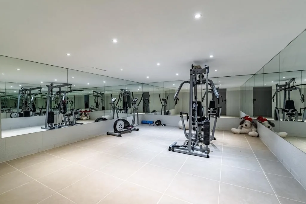 Salle de sport multistation et cardio