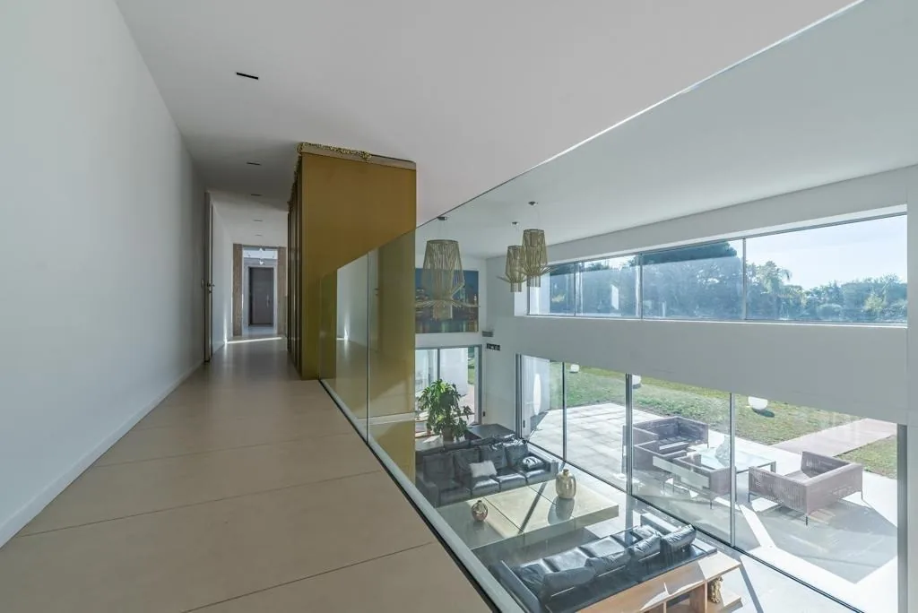 Couloir mezzanine et porte dorée