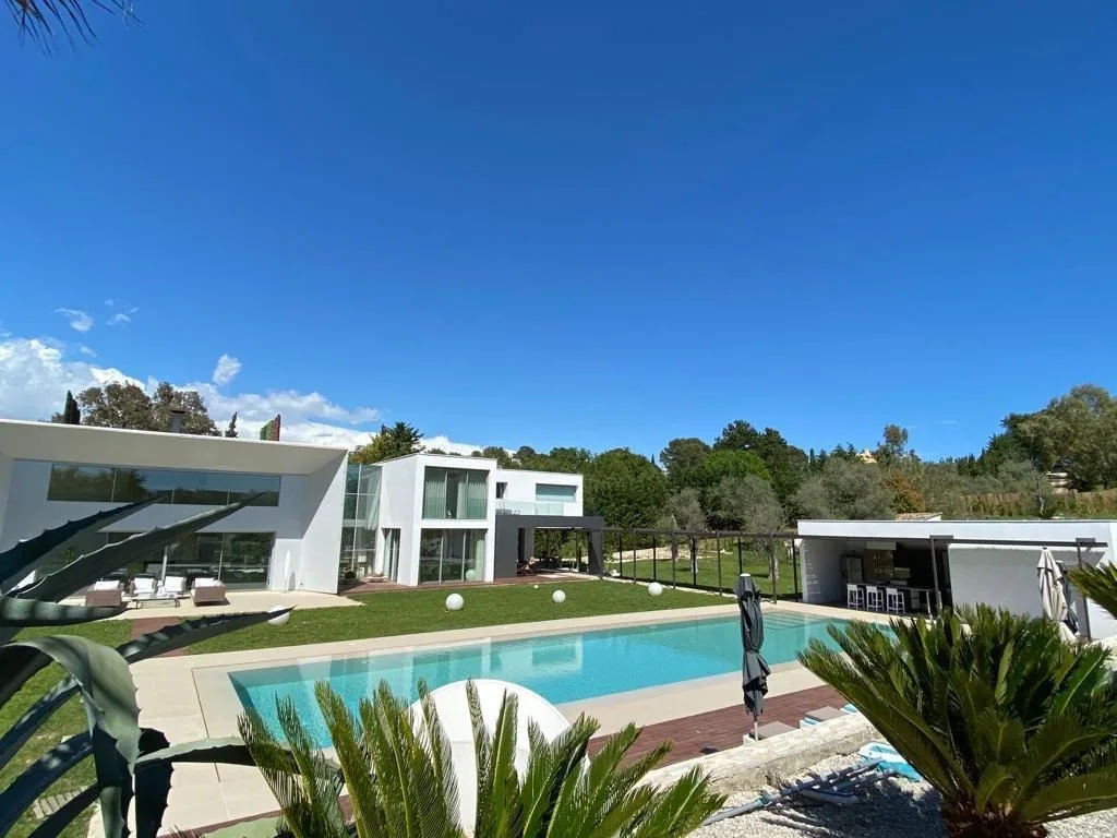 Piscine extérieure et jardin 5 000 m²