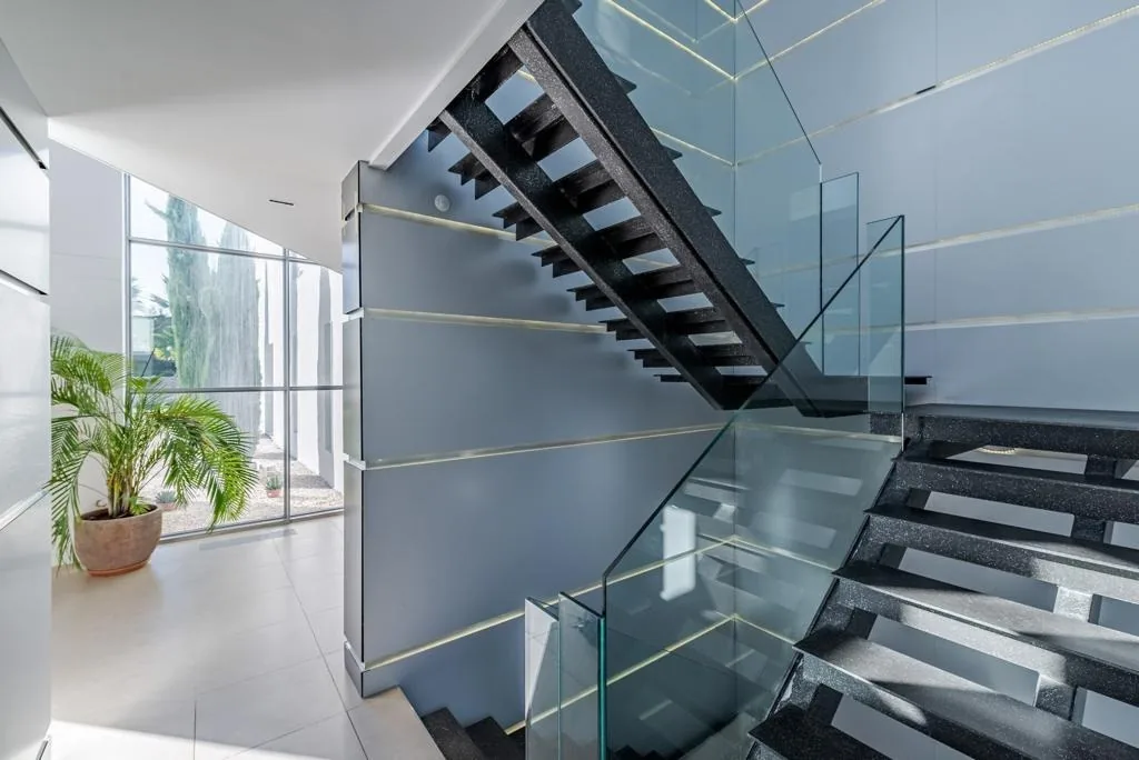 Escalier design granit noir et verre