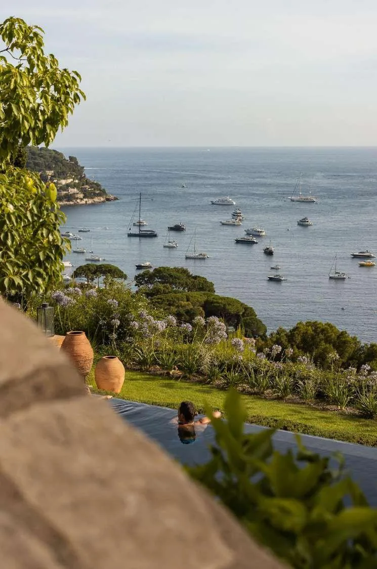 Vue panoramique sur la baie de Villefranche-sur-Mer et ses yachts depuis le jardin de la villa
