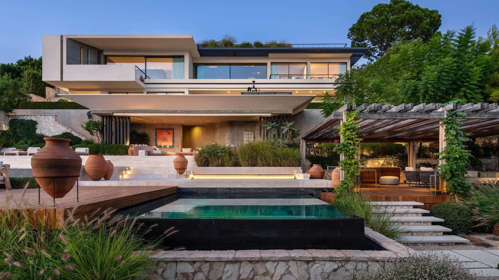 Villa VLF Villefranche-sur-Mer - façade sud au crépuscule avec piscine à débordement et pergola